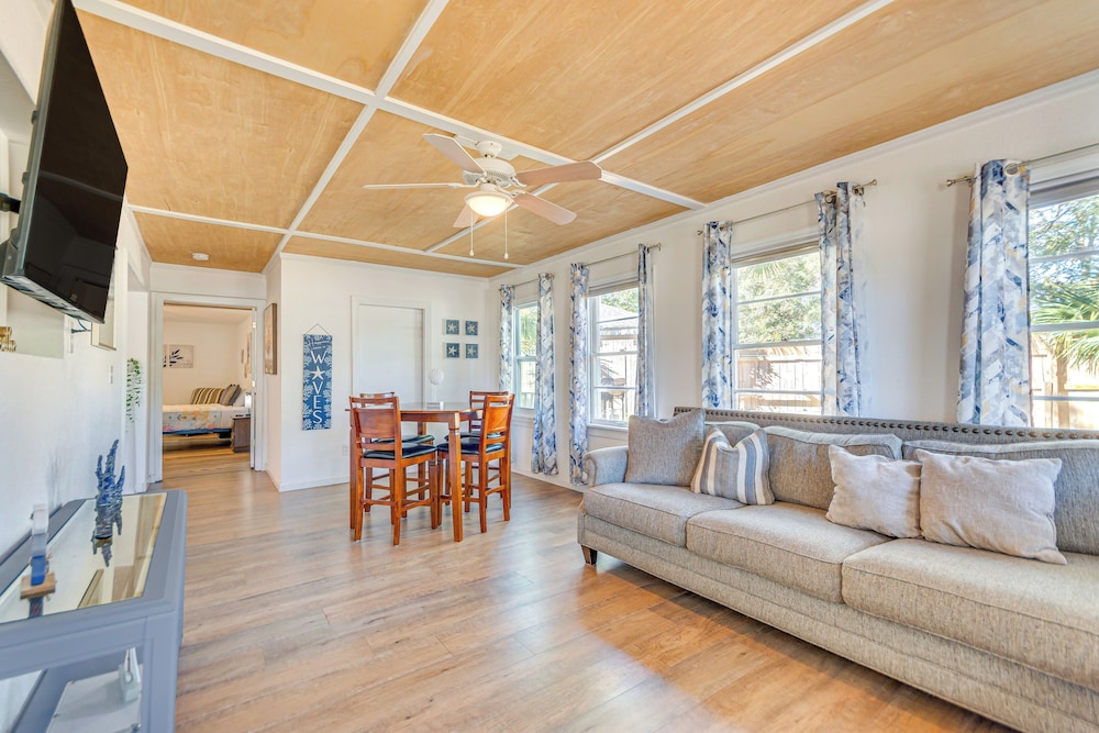 4 Mi to Beach: Spacious Fort Walton Beach Retreat!