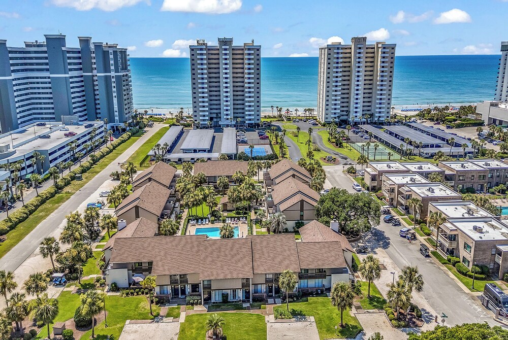 650 Feet to the Beach! Arcadian Shores Townhome
