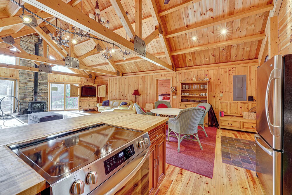 15 Mi to Snowshoe Resort: Cabin w/ Deck & Fire Pit