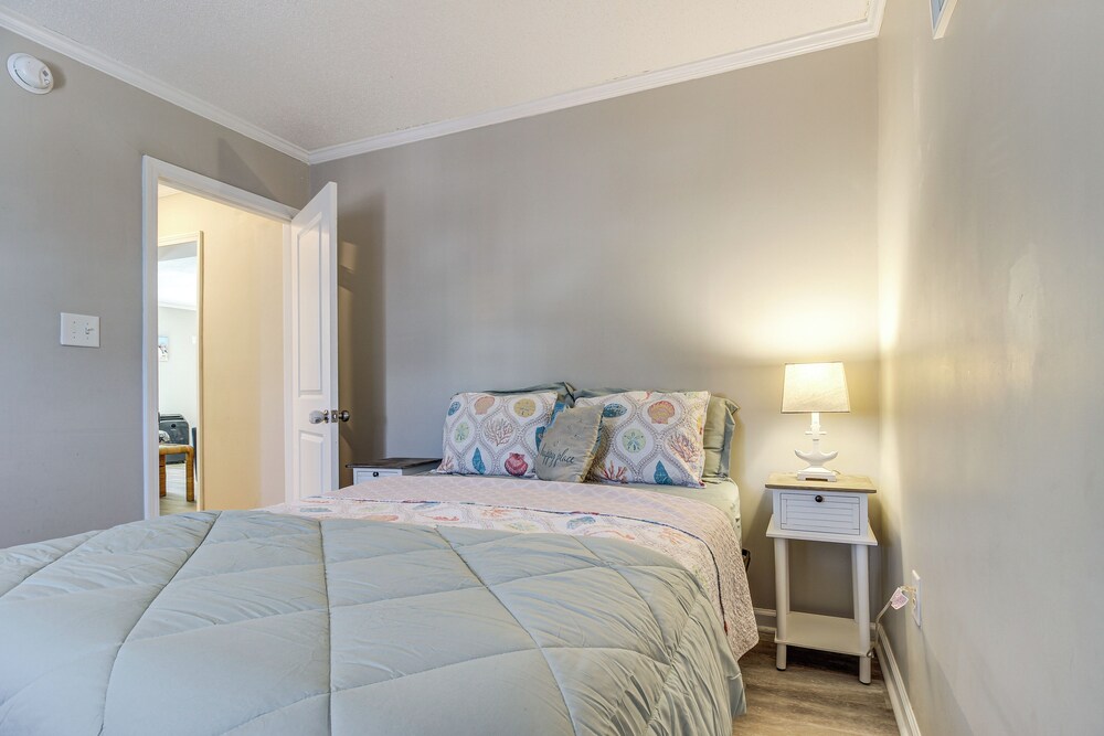 Walk to Ocean: North Topsail Beach Gem w/ Balcony!