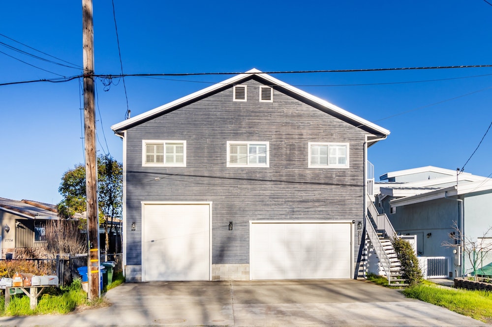 Waterfront Home - Private Dock Pickleball Bbq 4 Bedroom Home