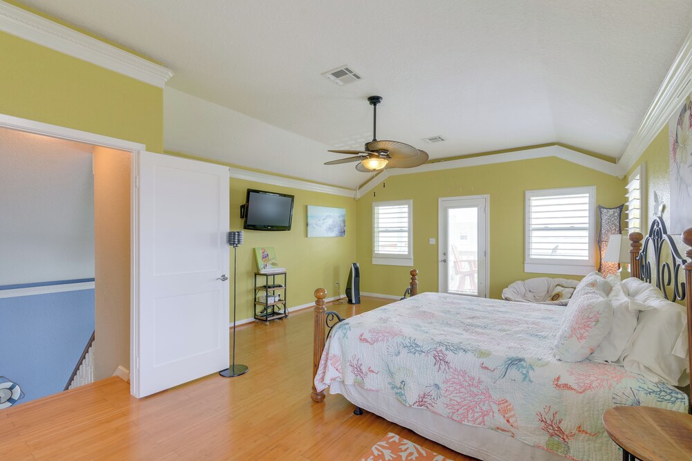 Boat Slip + Decks: Waterfront Gem Near Galveston!