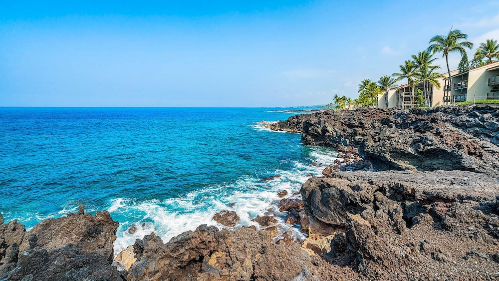 Oceanfront Penthouse With Sunset Views, A/C and Wraparound Lanai! - Vrkcv