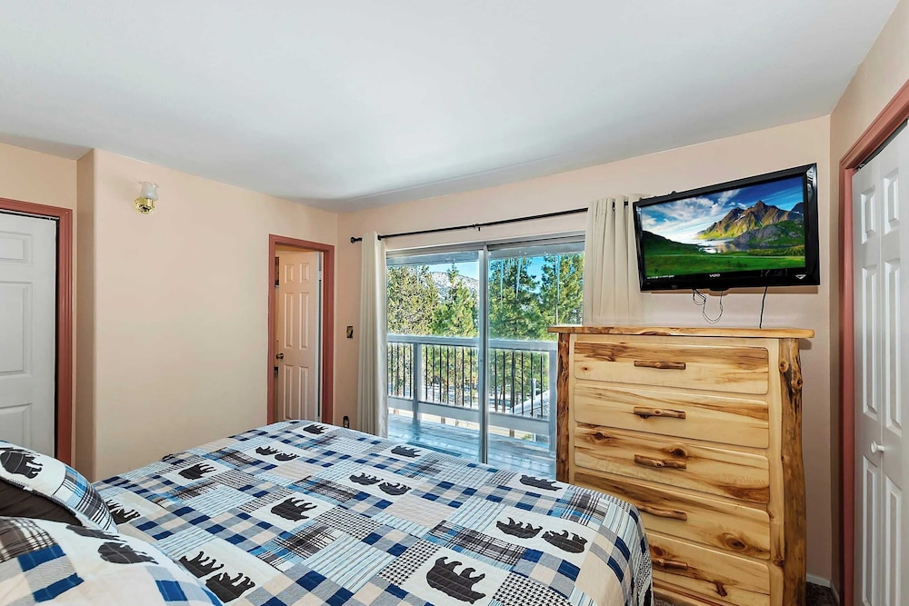 Mountain Palette by Avantstay Hot Tub, Game Room, Deck, Sweeping Views!