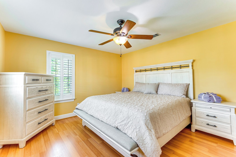 Steps to Bay: Tranquil Navarre Retreat w/ Balcony