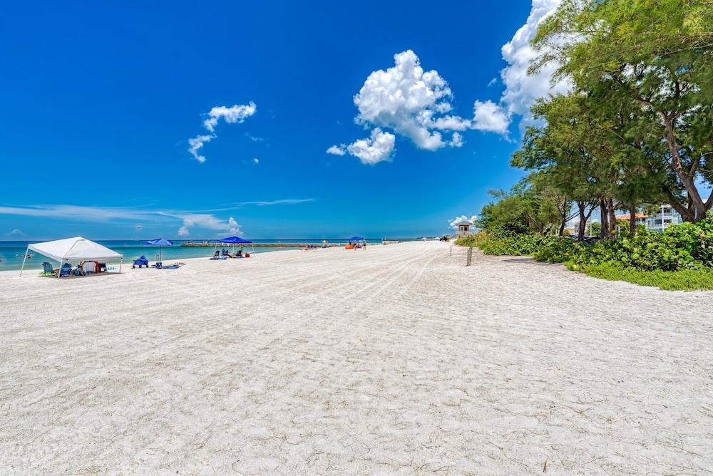 Cottage Haven-one Minute Walk To The Beach-private Yards-keyless Locks