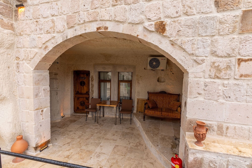 Arkelas Cave House