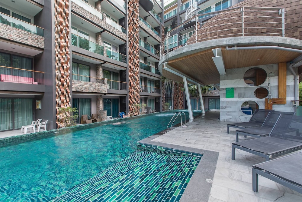 Emerald 412a - Studio With Balcony and Shared Pool