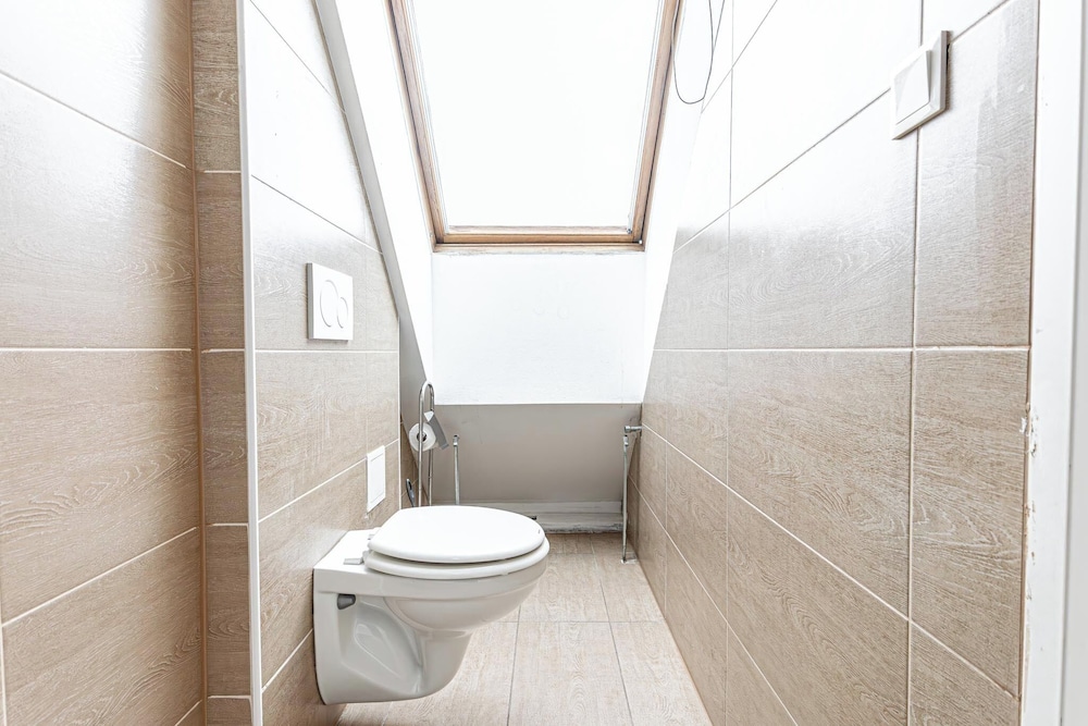 Stunning 12BR Floor For 24 People