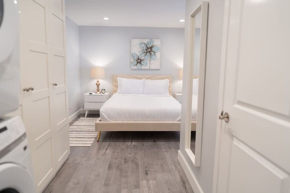 Updated 1BR House in Glendale With Private Fenced Yard p55