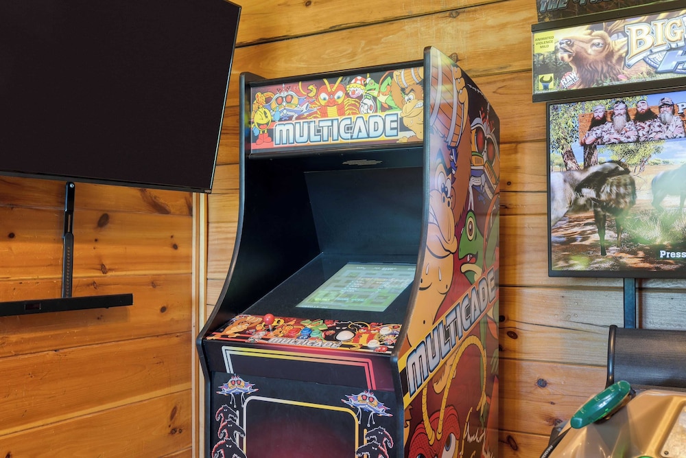 Luxury Cabin w/ Elevator, Theater & Hot Tub Near Dollywood Smoky Vista Lodge