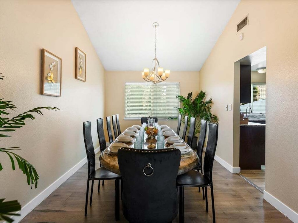 6 Beds 3 Baths Pool BBQ Near the Strip