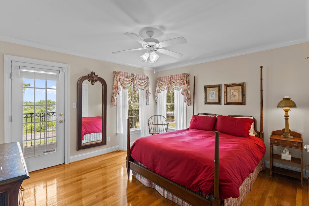 Lake Escape - Lake Waccamaw 7 Bedroom Home