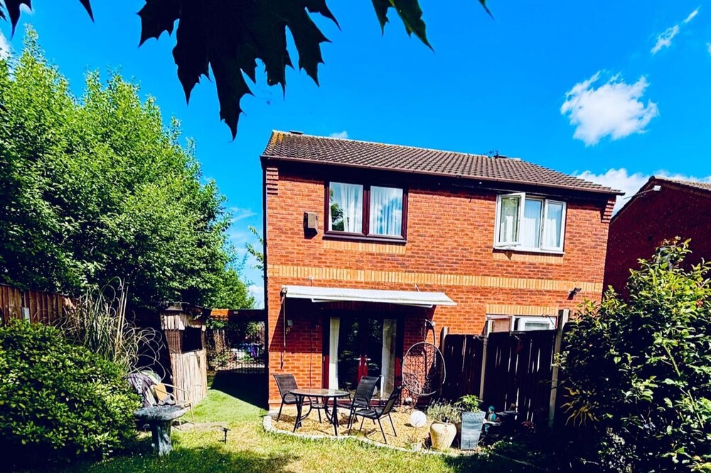 2-bed House, Sleeps 4, Garden, 10 Mins to Anfield
