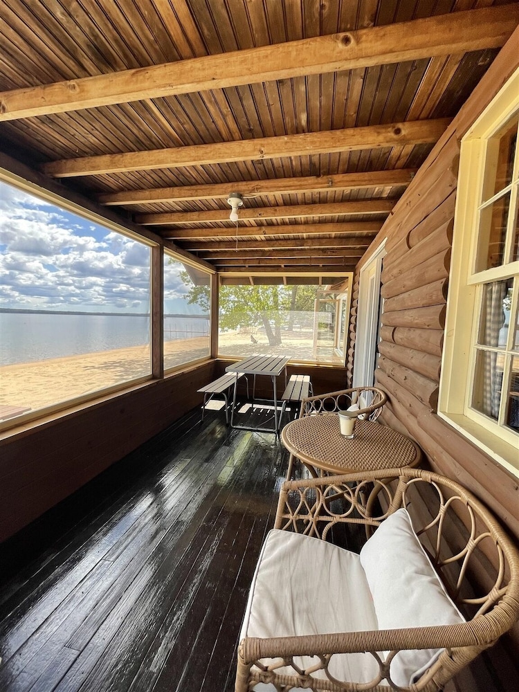 Limberlost Limit 6 2 Bedroom Cottage by RedAwning view 5