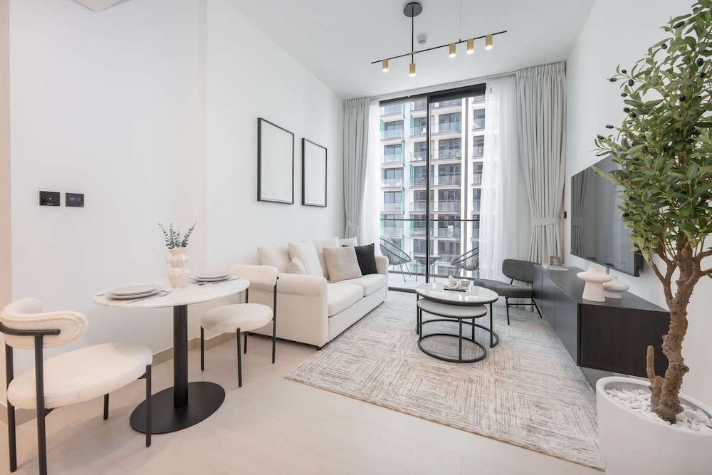Gorgeous 1 Bedroom in Binghatti House and Sleeps 4