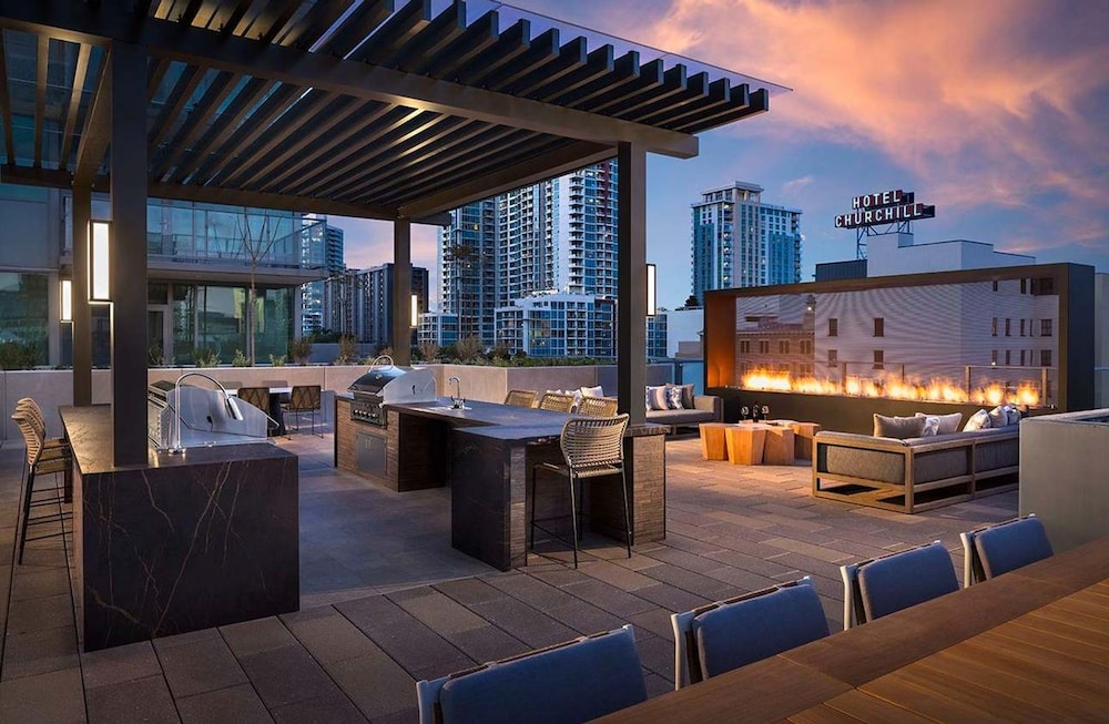 NEW Downtown Luxe King Suite Sauna Pool Access