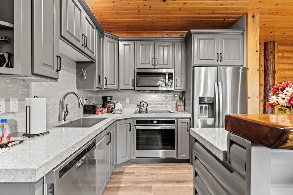 Black Bear Lodge KBM Resorts Walk to Slopes and Restaurants, Hot Tub, Elevator Access 2 Units, 4 Bedrooms BBL Ml-2744