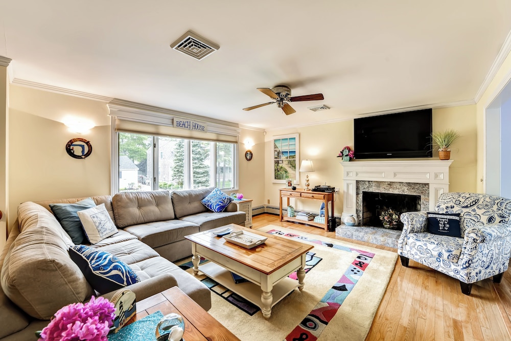 Charming East Falmouth Home: Walk to Private Beach