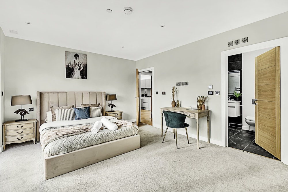 Beautiful Abode In Brentford view 4