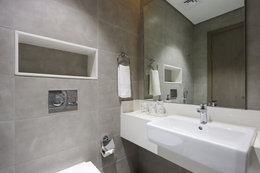 Panoramic 2BR at District One