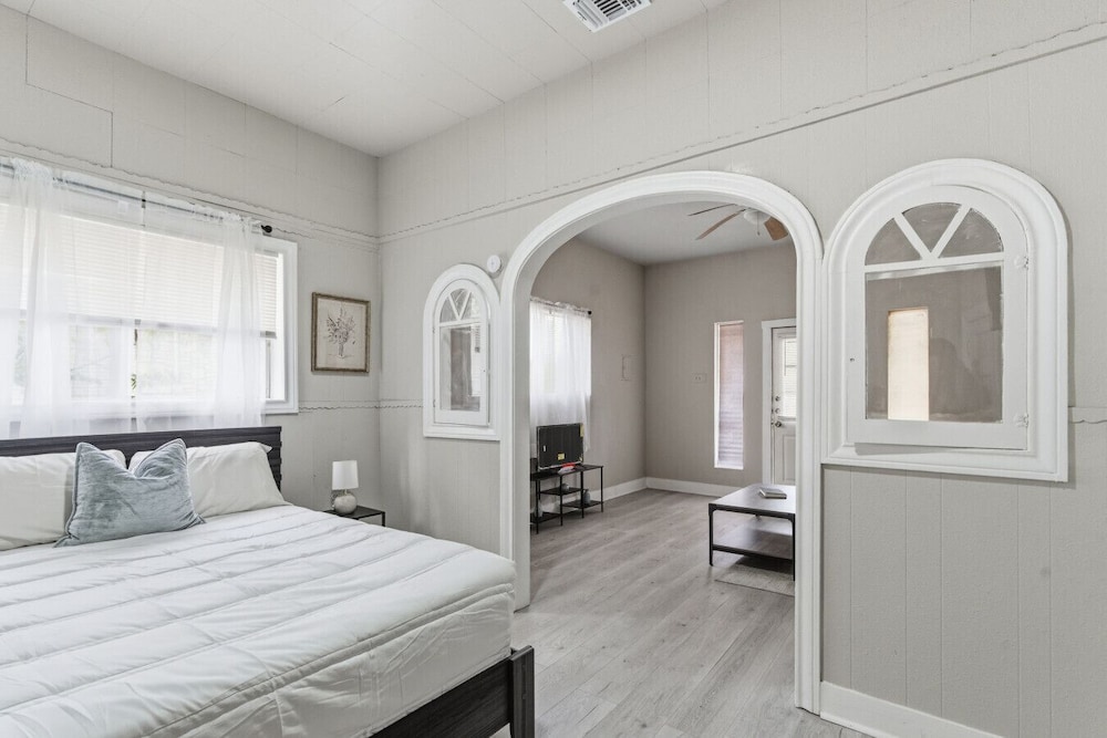 Spacious 2BR Duplex Near Downtown San Antonio