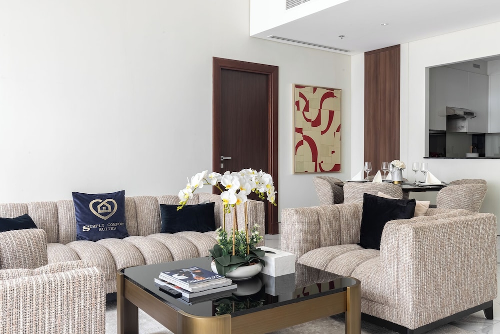 SIMPLY COMFORT Urban Chic Suites in J One Tower City & Canal Views