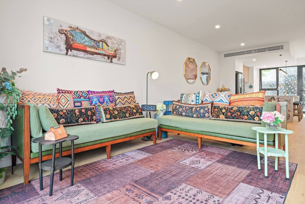 Fully Gated! Walk to Bus, Train & Box Hill High!