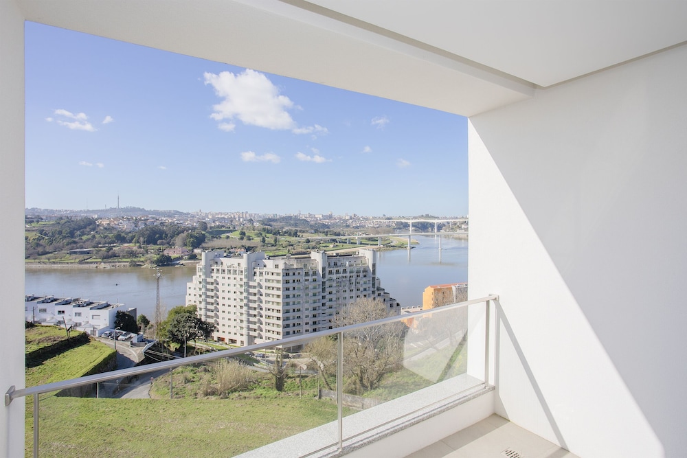 Liiiving-Luxury RiverView Apartment XIII view 3