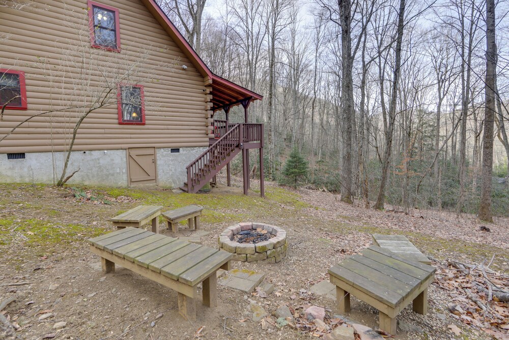 Creek On-site! Cabin 7 Mi to Cataloochee Ski Area