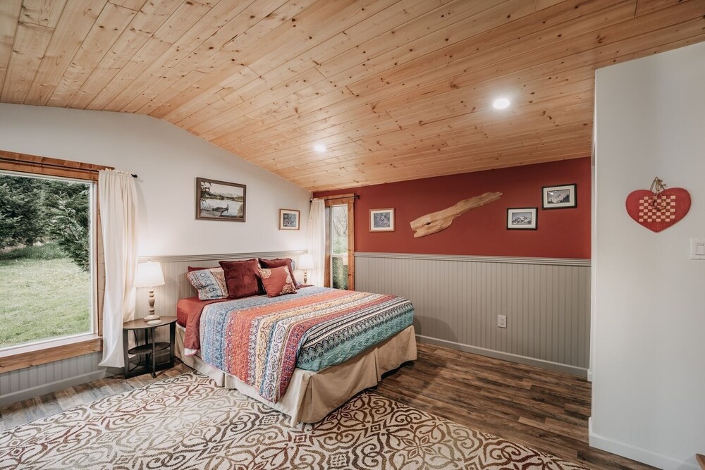 71mf- Rustic - Pets Ok - Sleeps 4 1 Bedroom Cabin by RedAwning view 4