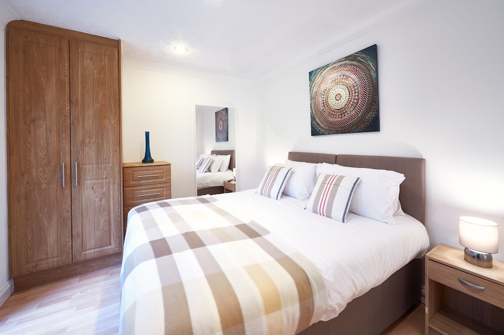 Northleigh House, Furzton, 6 Bedroom/5 Bathroom House