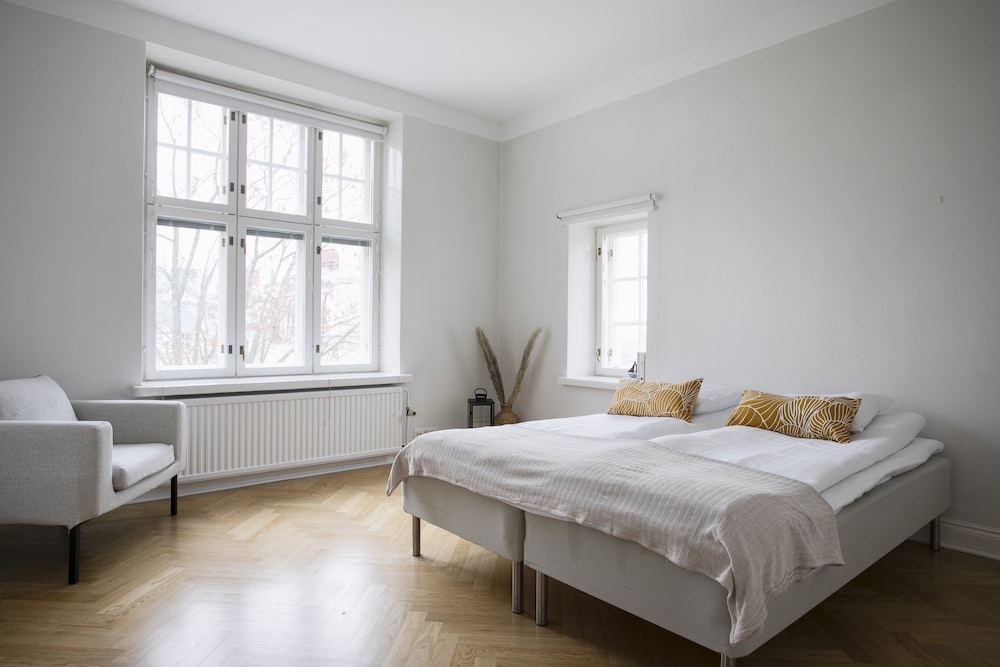 Grand luminous 150m2 2BR aptmnt in Eira view 3