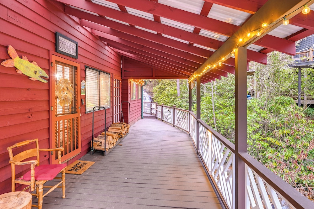Winter Wonderland Cabin w/ Creek & Game Room