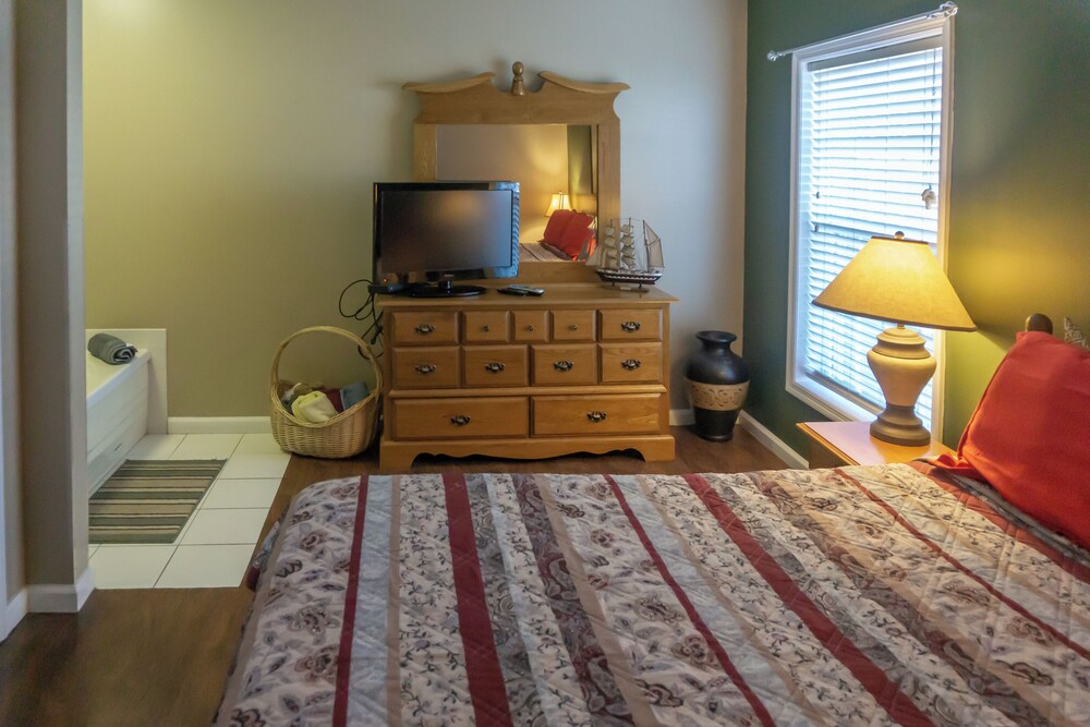 1 BR Home w/ Jetted Tub & Cozy Living Room