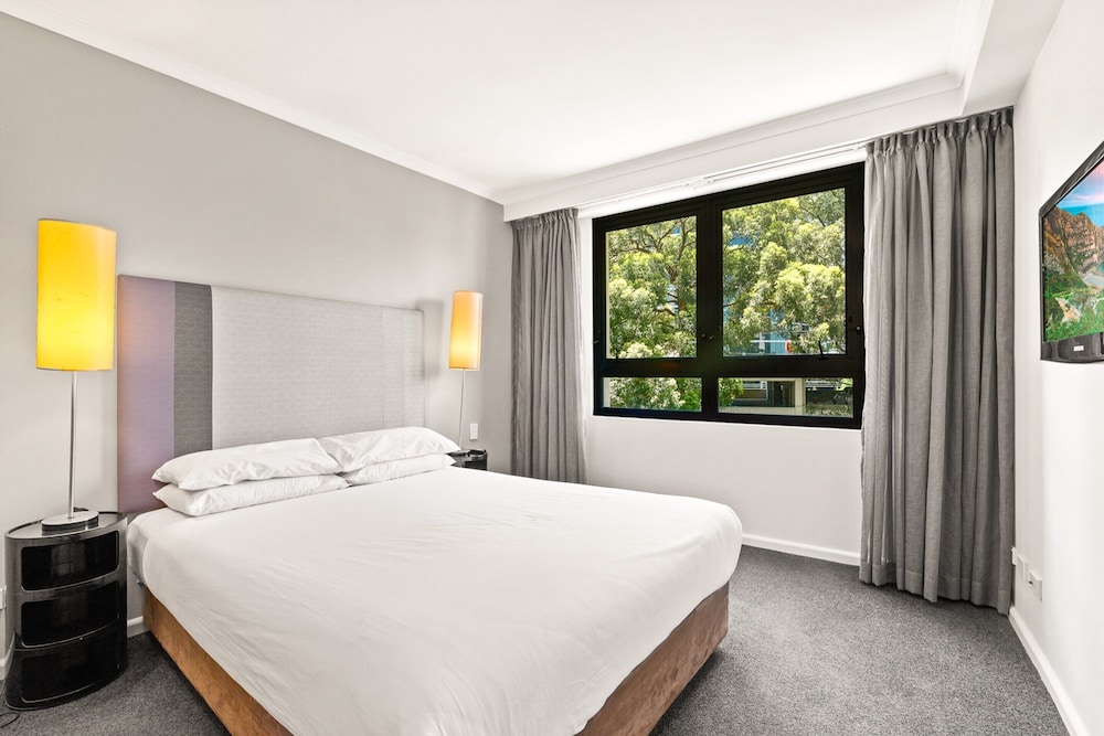 Sleek 1-bed by Jubilee Park With Pool