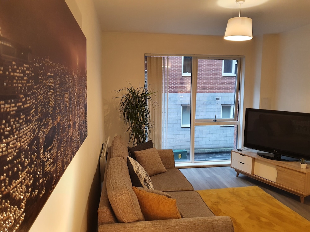 Stylish 2-bed Apartment in Manchester City Center view 5