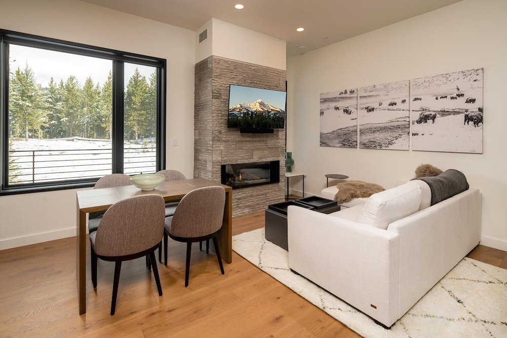 230 Lakelodge 1 Bedroom Condo