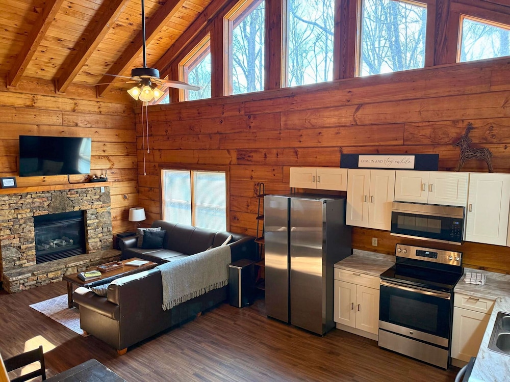 Hunter Hills Haven - Secluded Luxe Cabin Getaway With Mountain Views Spa Hot Tub Game Room