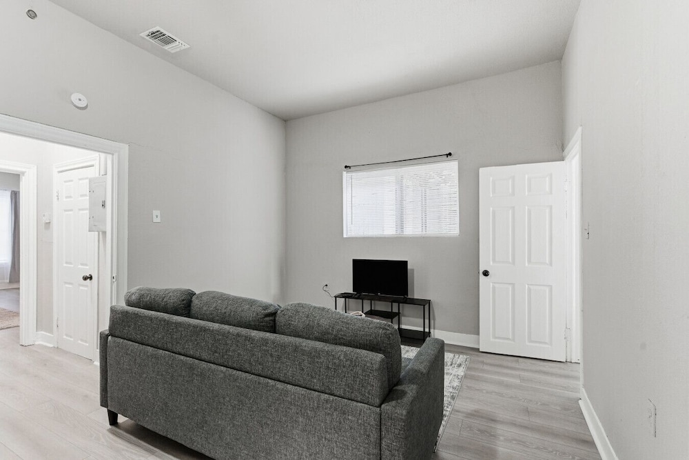 Bright 2BR Duplex Mins to Downtown San Antonio