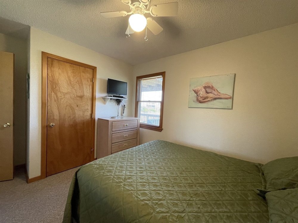 Hatteras Hideaway 3 Bedroom Cottage by RedAwning