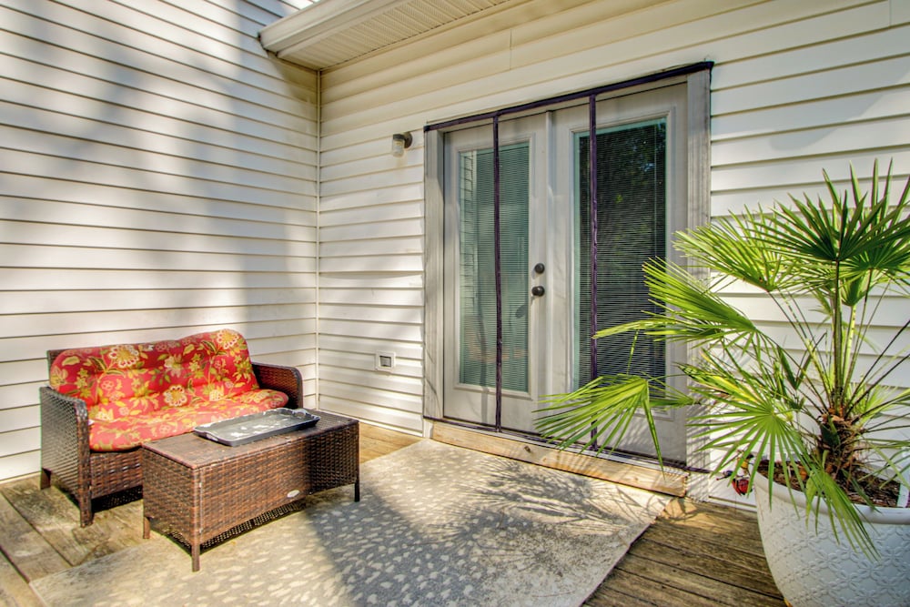 3 Mi to Marina: Quiet Getaway w/ Deck in Lexington