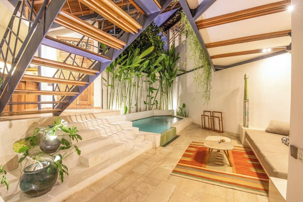 Modern 2-br Art Deco Villa, 800m From the Beach
