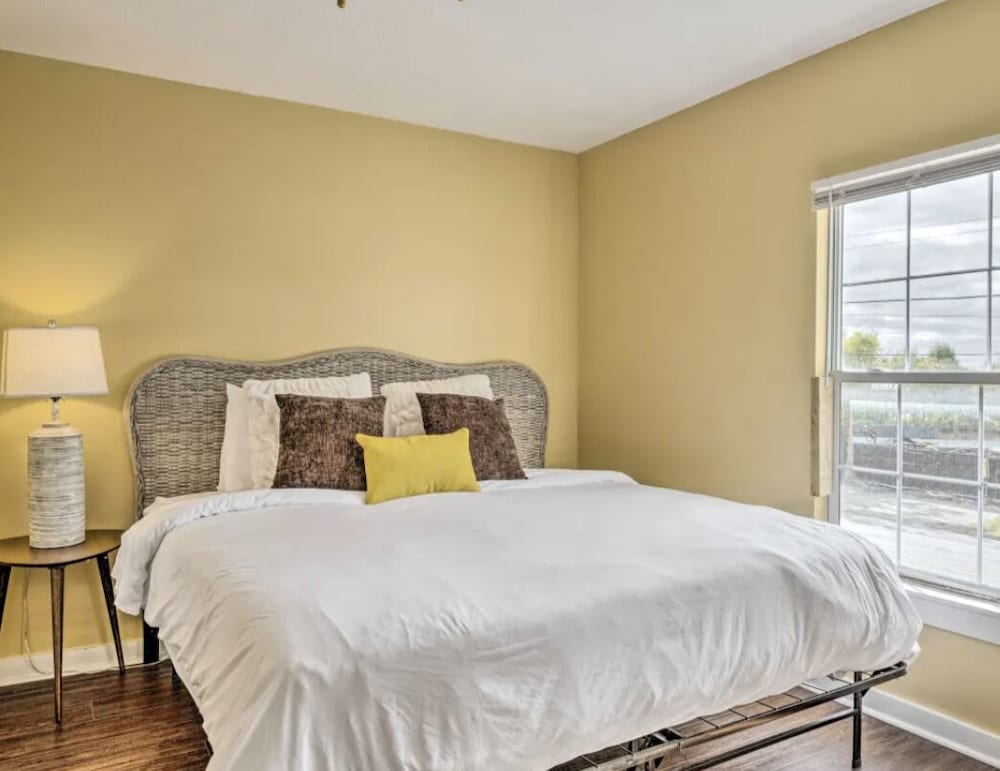Urban Chic Townhome Near Downtown view 3