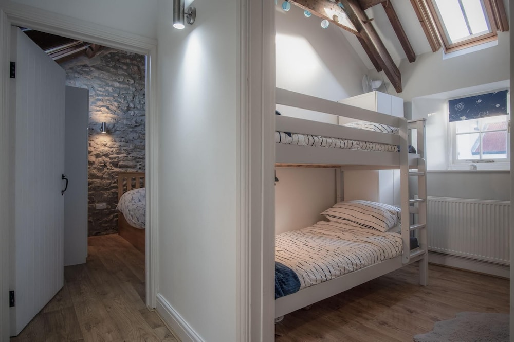 The Old Stables - 3 Bedroom Cottage - Angle