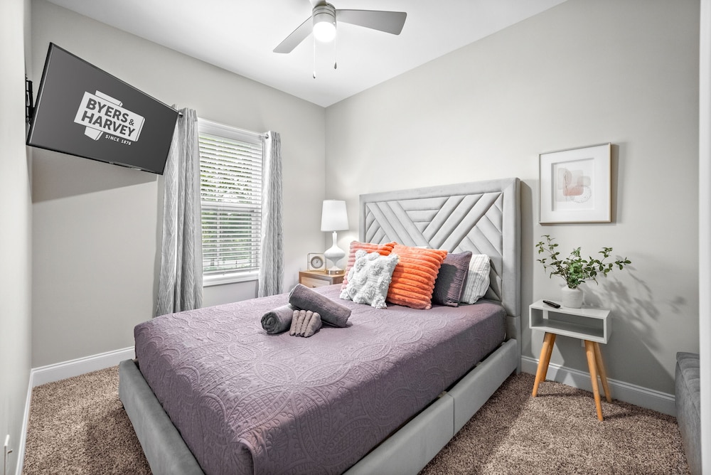 Adam's Downtown Retreat w/ Rooftop Access