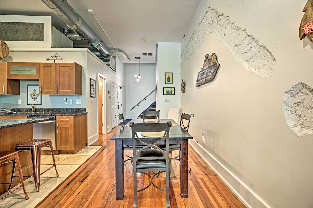Nulu Art District Loft: Walk to Dtwn Distilleries!