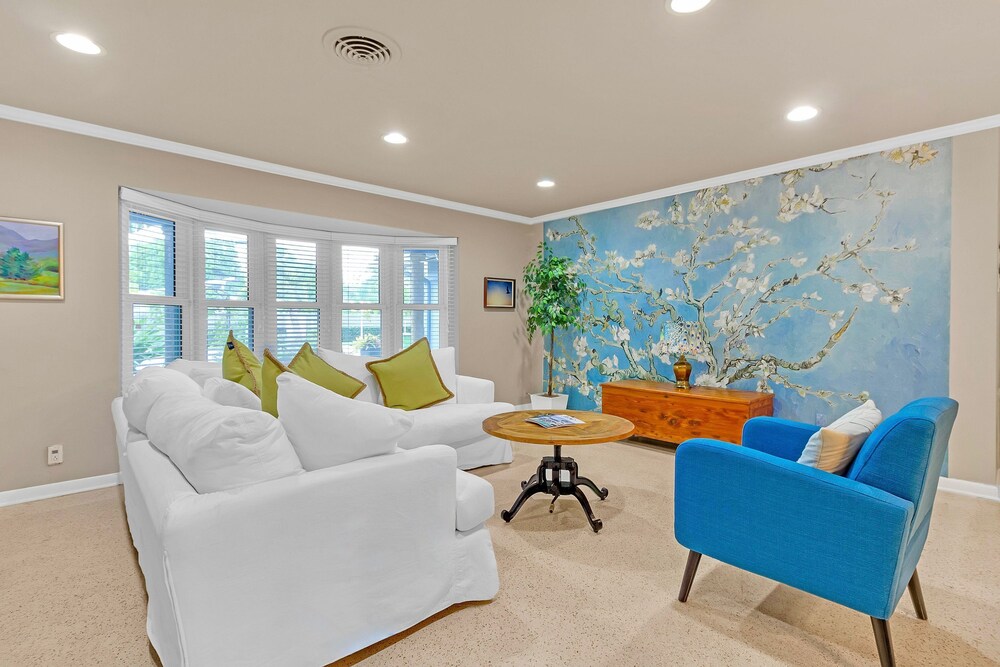 Chic 3BR Sanctuary Steps From The Drive Paradise