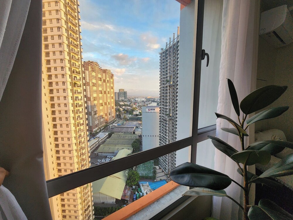 Cozy 1BR Condo in Mandaluyong City With City Skyline View