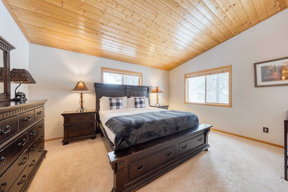 Cabin Retreat w/ Hot Tub & Fireplace - Near Northstar and Downtown Truckee